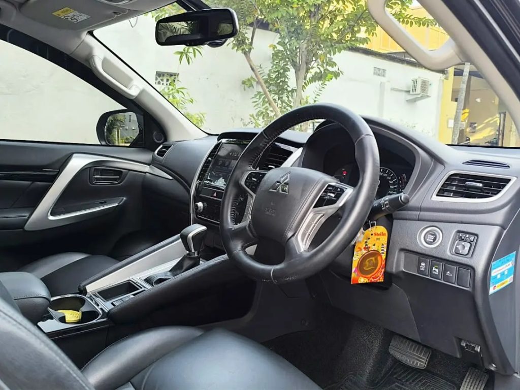 Sewa Mobil Pajero Cirebon Untuk Perjalanan Premium interior pajero